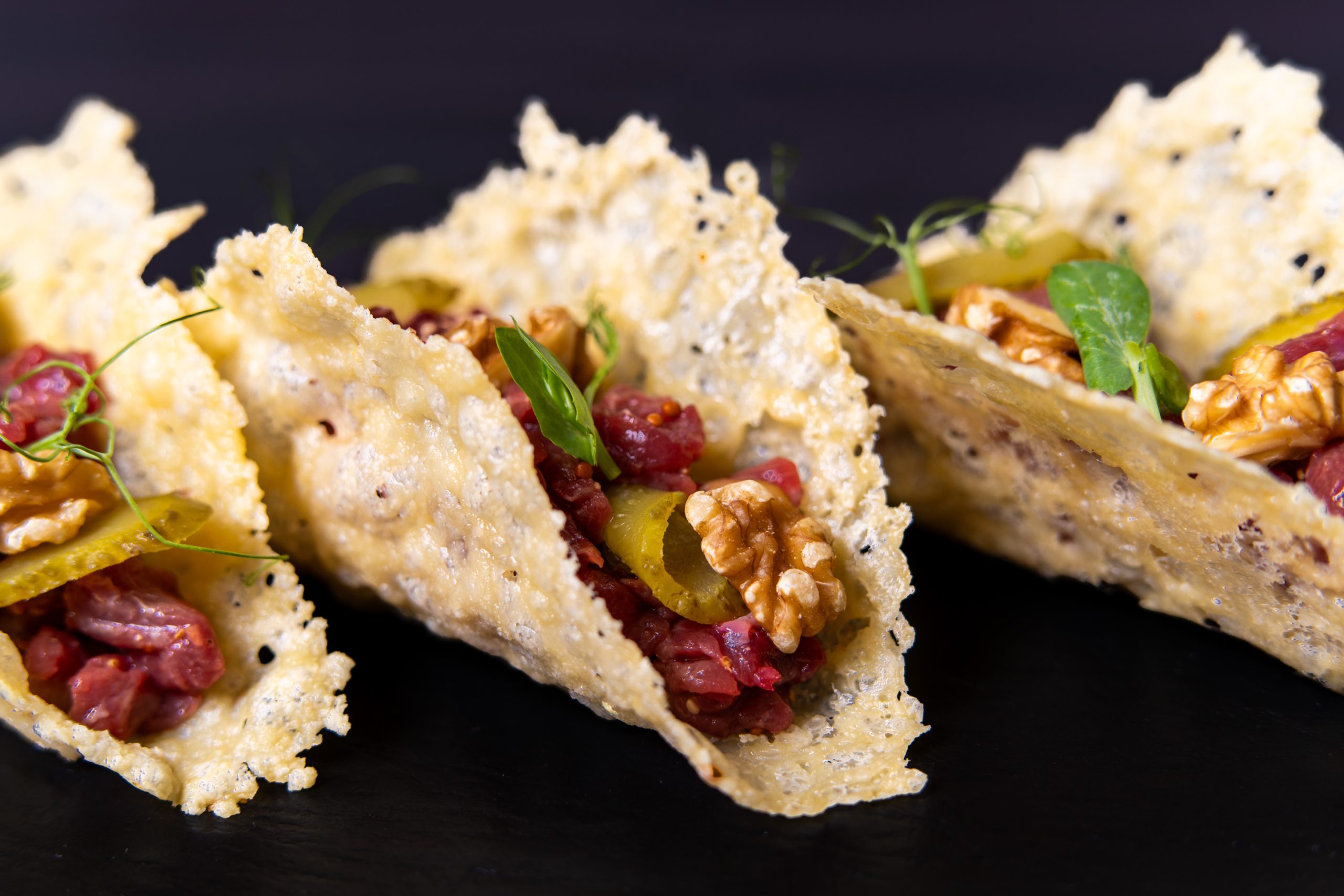 Tacos di Pecorino Romano Dop con tartar di chianina e noci